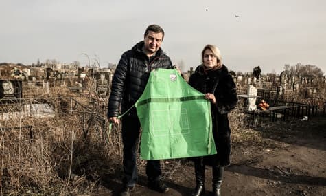 Зеленый фартук в память о сыне: в Днепре похоронили 17-летнего парня, погибшего от российского удара