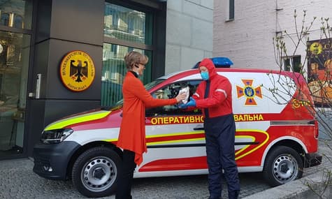 Німеччина передала українським рятувальникам маски, костюми захисту та дезінфектори для боротьби з коронавірусом