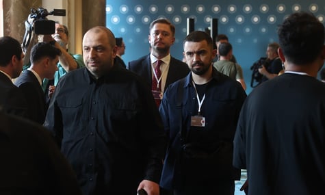Министр обороны Украины Рустем Умеров (слева) идет после выступления перед СМИ после второго раунда украинско-российских мирных переговоров в Стамбуле, 2 июня 2025 года