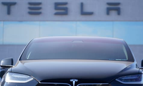 Слышали о том, что Tesla впервые стала прибыльной? Так вот: заработала она совсем не на продажах своих автомобилей