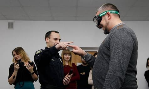 У Хмельницькому поліція презентувала окуляри «Drunk Busters», які імітують сп'яніння