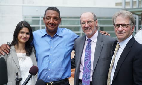 Губернатор Північної Кароліни помилував чоловіка, який 22 роки просидів у в’язниці, помилково засуджений за вбивство