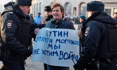 У Москві біля будівлі ФСБ провели акцію проти дій влади РФ: вимагали звільнити моряків України