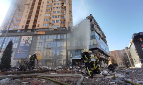 В Киеве восстановят многоэтажку, в которую 26 февраля попала российская ракета. Верхние этажи разберут
