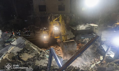 У Харкові під завалами будинку після атаки рф знайшли тіло жінки. Це може бути мати загиблого хлопчика