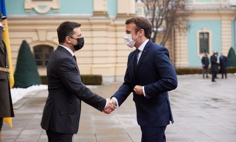 Зеленский переговорил с Макроном. Президент Франции поддерживает «нормандский формат» и хвалит Украину за спокойствие