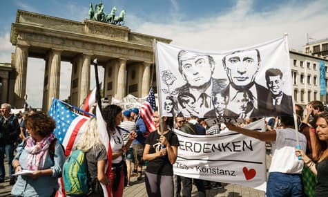 «Путін, Трамп, звільніть нас!»: у Берліні тисячі людей протестували проти карантину. Були там і прапори «ДНР»