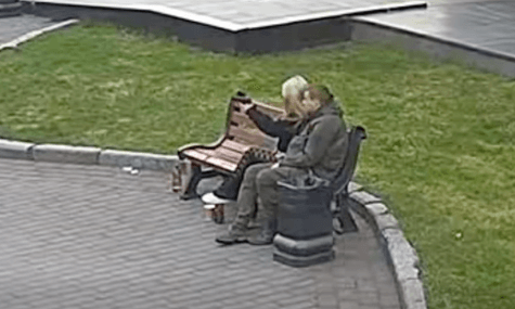 «Влаштувала своєрідну хаотичну стрільбу». У Луцьку дівчина вистрілила з пістолета й влучила у тролейбус із людьми