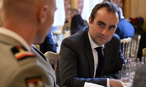 Нового премʼєра Франції звинуватили у брехні щодо його ступеня магістра