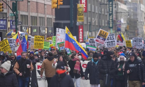 Мешканці Нью-Йорка протестую проти захоплення президента Венесуели Ніколаса Мадуро та його дружини американькими військовими 3 січня 2026 року Мешканці Нью-Йорка протестую проти захоплення президента Венесуели Ніколаса Мадуро та його дружини американькими військовими 3 січня 2026 року