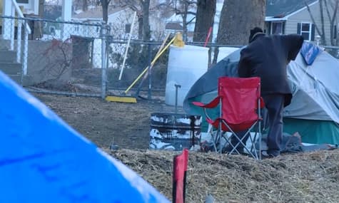 В США мужчина устроил в своем дворе лагерь для бездомных. Но городские власти требуют его разогнать