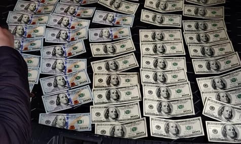 Чиновник Минобразования уличили в получении взятки в 300 000 гривен