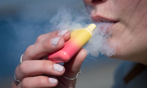 Ілюстративне фото. Куріння електронних сигарет