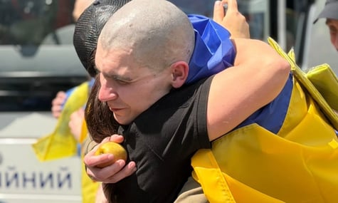 Україна повернула з російського полону 185 військових та одного цивільного. Серед них — батько й син з однієї бригади