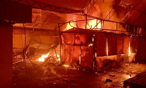 По Никополю ударили почти 30 снарядами: загорелся рынок, а три человека пострадали