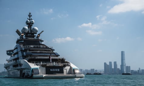 російська супер’яхта за $500 млн пройшла Ормузькою протокою попри блокаду