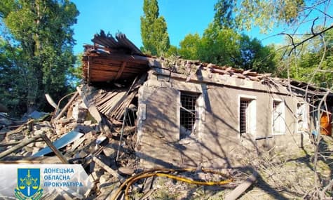 В Донецкой области россияне обстреляли жилые дома, больницу и школу: 3 жителя погибли, 7 ранены — прокуратура