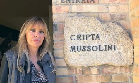 Зеленський зняв санкції з онучки диктатора Муссоліні, яка начебто спостерігала за «виборами у «Д/ЛНР»