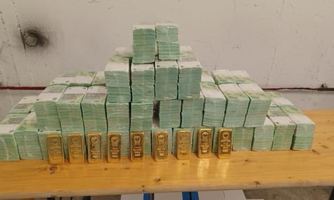 Операція «Український золотий конвой»: в Угорщині показали конфісковані кошти й заявили про депортацію працівників «Ощадбанку»