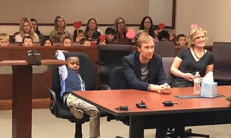 Пятилетний мальчик пригласил своих одноясельников в суд на процедуру своего усыновления