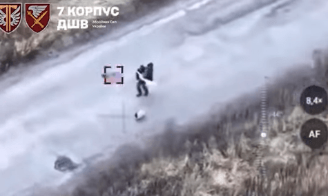 В Харьковской области россияне сняли, как убили двух безоружных людей и собаку, которые шли с белым флагом