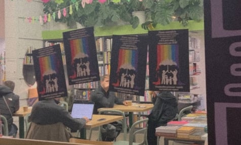 У Києві група молодиків з листівками проти ЛГБТ заблокувала вхід до книгарні