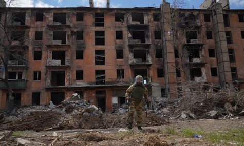 «Навколо багато брехні»: BBC поспілкувалося з жителями окупованого Маріуполя про нинішні реалії в місті