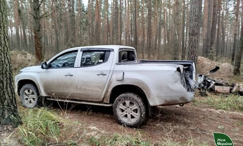 На Сумщині росіяни дроном атакували службове авто лісівника: постраждав працівник
