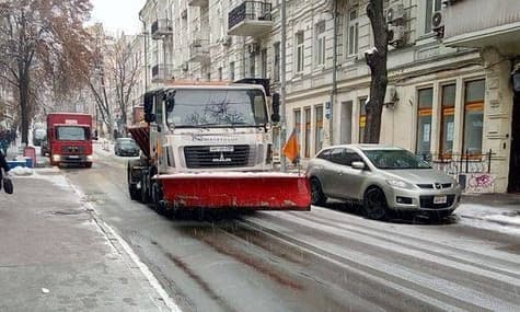 Киян попередили про евакуацію авто, які заважатимуть прибиранню снігу