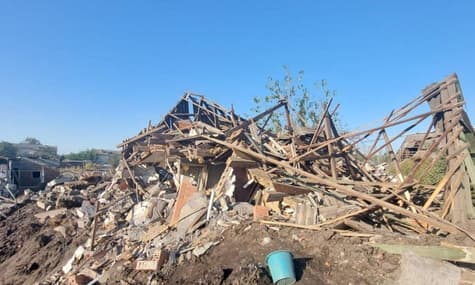 На Донеччині від обстрілу окупантів постраждала родина з підлітком. З-під завалів їх дістав сусід