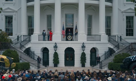 Білий дім запустив OnlyFarms і зустрів фермерів золотим трактором