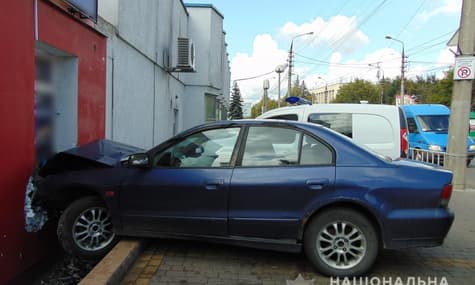 У Чернівцях п’яний водій врізався в будинок і влаштував стрілянину