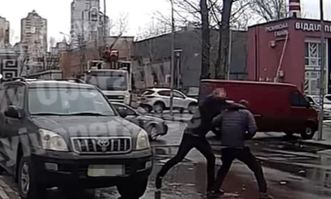 Водителя, который в Киеве избил прохожего за замечание, взяли под стражу. Залог ㅡ почти миллион гривен
