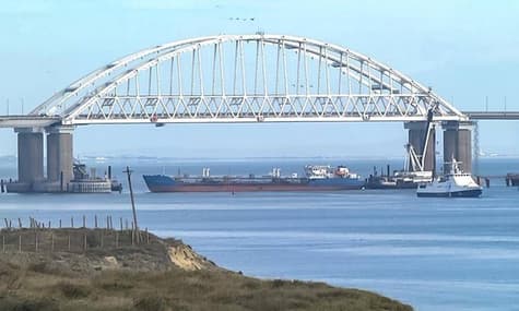 Українські судна виходять з Керченської протоки: росіяни погрожують застосувати зброю