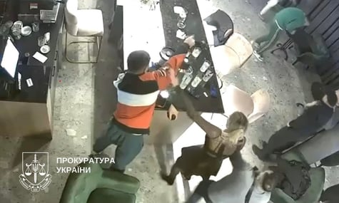 У Києві чоловік влаштував стрілянину в барі після сварки, що виникла через дівчину. Поліція його знайшла