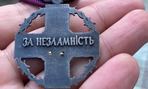 Через Сирського й «репресії» командування. Ветеран та експолонений Шибалов повернув Зеленському свою відзнаку «За незламність»
