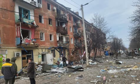 російські військові вдарили авіабомбою по центру Курахового. Там поранено 16 людей