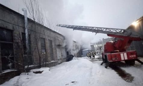 У Києві сталась пожежа на території радіозаводу: залучали 50 рятувальників