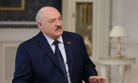 Лукашенко пояснив, чому він «трішки затримався» на посаді президента та закликав людей «потерпіти»