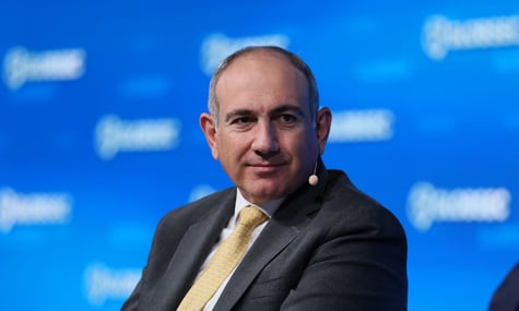 «Ви, втікачі, не кажіть, що це я здав Карабах». Пашинян перепросив за сварку в метро з біженкою з Нагірного Карабаху