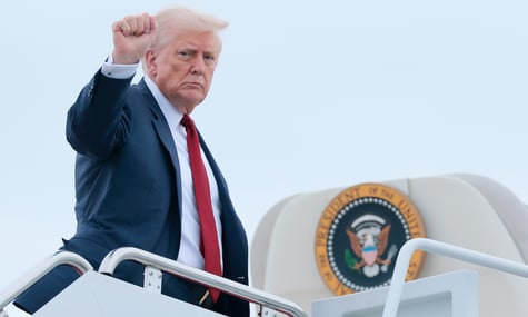На шляху до Аляски Трамп заявив, що Україна сама вирішуватиме щодо питання територій, і пригрозив рф санкціями