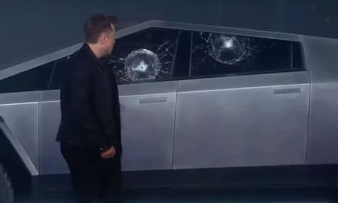 Во время демонстрации прочности Tesla Cybertruck в авто разбили бронированное окно