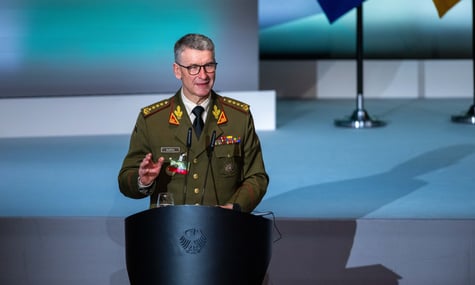 Встановив зубні імпланти вартістю 4 тисячі євро за кошти армії. У Литві судитимуть колишнього головнокомандувача