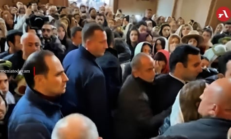 «Не смій так дивитися на мене!». Прем’єр-міністра Вірменії Пашиняна намагалися вдарити під час служби в церкві