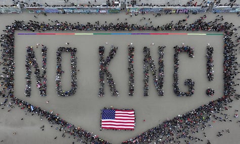 «Без королів». У США люди вийшли на протест проти Трампа в день його народження