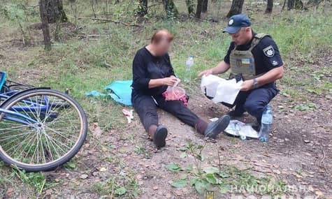 В Черниговской области на российской растяжке подорвалась женщина, которая шла в лес за грибами. Она выжила
