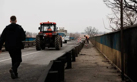 На Одещині зняли обмеження руху по трасі вМаяках. Раніше окупанти вдарили там по мосту через Дністер