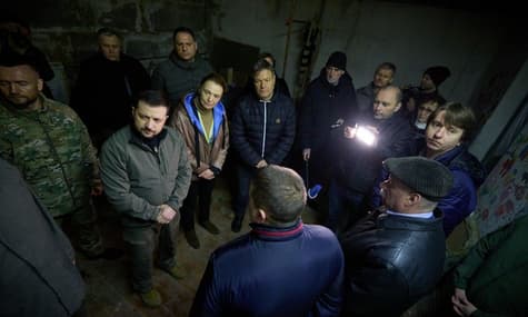 Зеленский посетил подвал, где россияне держали все село: пожелал путину провести в таких условиях «остаток своих дней»
