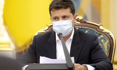Зеленский поручил правоохранителям проверить решение КСУ и не допустить, чтобы «улица решала по своему усмотрению»