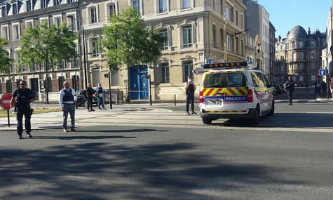 Во Франции вооруженный мужчина взял заложников в банке (Обновлено)